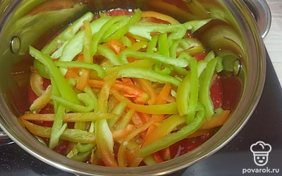 Нарезаем перец и выкладываем в кастрюлю. Продолжаем варить еще 15 минут. 