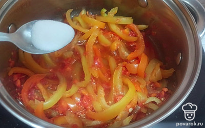 Добавляем соль и сахар. Варим еще 5 минут и снимаем кастрюлю с плиты. 