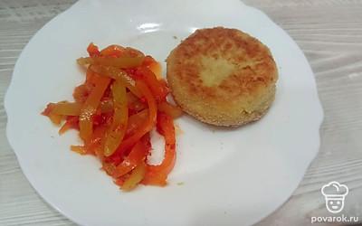 Подаем лечо с мясными котлетами. 