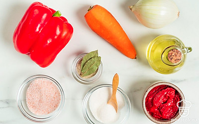 Овощи тщательно промойте и просушите, используя для этого бумажные полотенца. Лук очистите от шелухи, а морковь — от кожуры. У перца удалите плодоножку и семена. Подготовьте сковороду.