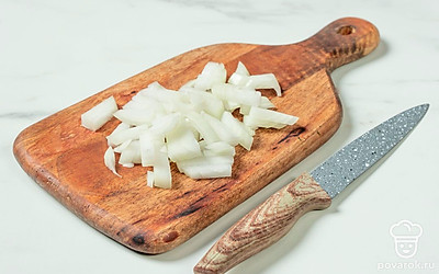Лук нарежьте небольшими кубиками. 
