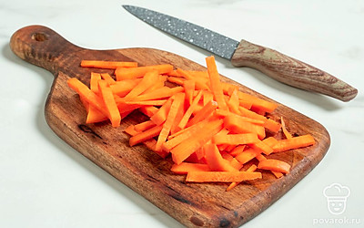 Морковь нарежьте брусочками или соломкой. 