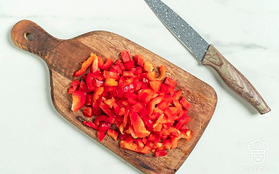 Болгарский перец разрежьте на ломтики, а затем мелко порубите. 