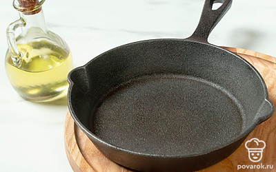 Разогрейте сковороду с маслом. 