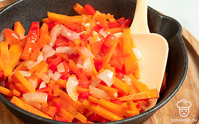 Выложите ингредиенты в разогретую сковороду, перемешайте. 