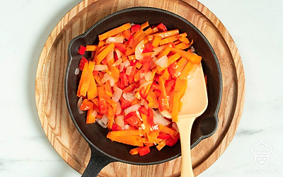 Обжаривайте овощи в течение 3-5 минут, постоянно помешивая. 