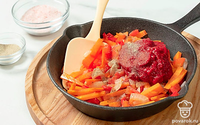 Добавьте к овощам томатную пасту, соль с перцем и перемешайте. 