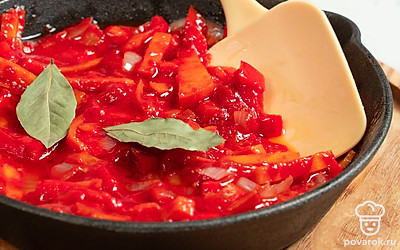 Добавьте в соус лавровый лист и оставьте его тушиться на среднем огне в течение 15-20 минут.