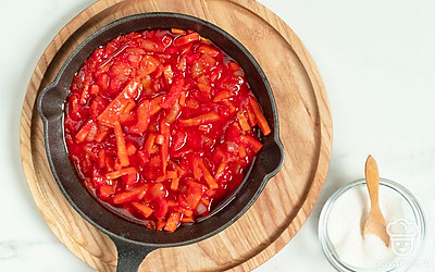 Когда соус будет готов, добавьте к нему сахар, снимите с огня и еще раз хорошо перемешайте.