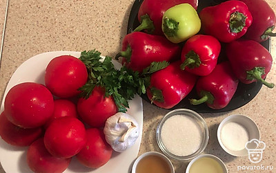 Подготавливаем ингредиенты: болгарский перец, помидоры, чеснок, зелень. Понадобится сахар, растительное масло, яблочный уксус, соль, черный молотый перец.