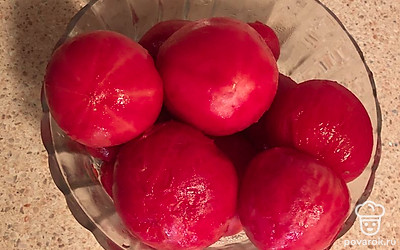 Бланшируем помидоры, то есть снимаем кожицу с помидоров. Для этого помидоры окунаем в кипяток, держим непродолжительное время. После чего кожица с помидоров легко и просто снимается.