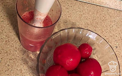 Бланшированные помидоры измельчаем блендером.