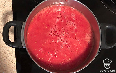 Полученный томатный сок доводим до кипения, добавляем сахар и соль.