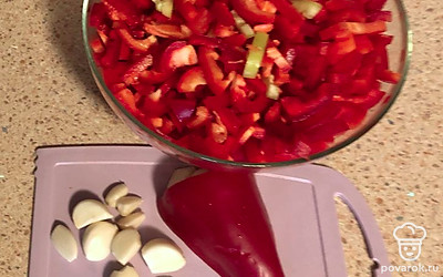 Пока готовятся томаты, режем болгарский перец небольшими брусочками. Измельчаем чеснок.