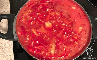 В кипящие томаты выкладываем болгарский перец, чеснок, растительное масло и варим 15-20 минут. За 5 минут до готовности добавляем уксус, молотый перец.