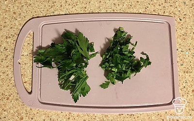 Режем зелень.