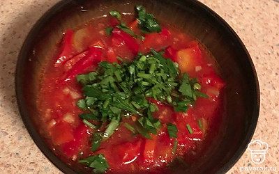 Готовое лечо украшаем свежей зеленью.