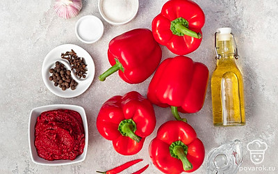 Помойте овощи, с помидоров снимите кожицу. У болгарского перца удалите плодоножку и семена. Чеснок освободите от шелухи. Помойте и простерилизуйте банку для консервации и крышку.