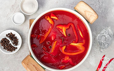 Приготовьте лечо. Томатную пасту разведите водой, чтобы соус все же оставалась густым. Всыпьте душистый перец и гвоздику, поставьте на медленный огонь. Порежьте болгарские перцы соломкой и опустите в соус. Доведите до кипения, снимая пенку. Добавьте соль, сахар и растительное масло. Варите на среднем огне 25 минут.