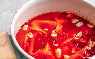 Завершите приготовление. Острый перец и чеснок мелко порежьте. Опустите в кастрюлю и варите еще минут 15. За 5 минут до окончания варки влейте уксус.