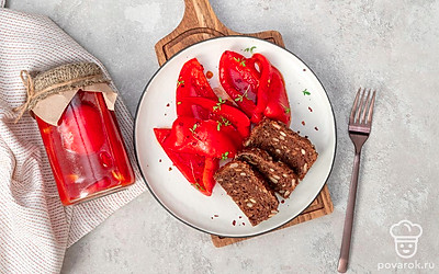 Измельчите вареное яйцо, добавьте его в лечо и подайте с хлебом. Оставшиеся порции закатайте в простерилизованную банку и отправьте на хранение.