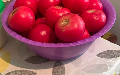 Моем овощи. Моем банки и крышки. Ставим банки и крышки на стерилизацию. Овощи режем. Помидор я бланширую и уже потом только нарезаю.