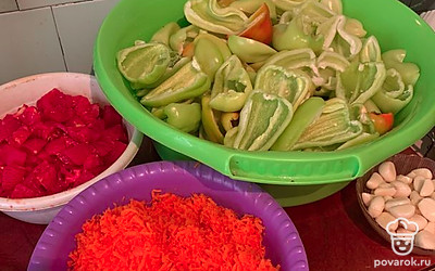 Режем сладкий перчик как вам удобно. Также очищаем чеснок и лук. Лук я пропустила через мясорубку, это на большие объемы. Все овощи выкладываем в разные емкости.