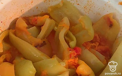 Ставим кастрюлю на огонь. Вливаем масло, туда отправляем лук и морковь. Тушим минут 5-7. Затем отправляем помидоры, томим еще минут 5, затем перец. Накрываем крышкой и тушим до готовности. Добавляем чеснок и любые специи, если хотите. Отправляем лечо по банкам и закручиваем.