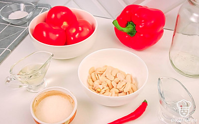 Подготовьте фасоль заранее, залив на ночь водой. После отварите в течение 50 минут. Помойте овощи.