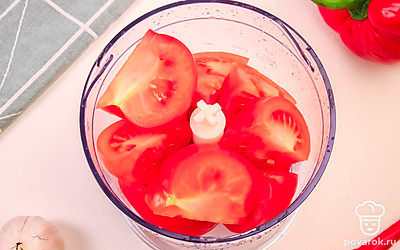 Нарежьте помидоры, затем измельчите их с помощью блендера или мясорубки. Болгарский перец нарежьте соломкой.