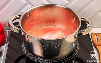 Переложите помидоры в кастрюлю, добавьте соль и сахар. Варите на небольшом огне в течение 20 минут, слегка помешивая.