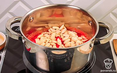 Промойте вареную фасоль и добавьте ее в кастрюлю вместе с болгарским перцем, влейте растительное масло. Варите еще 20 минут, помешивая лечо.