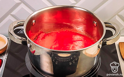 В самом конце варки добавьте уксус и нарезанный перец чили. Тщательно перемешайте и снимите с огня. Готовое лечо разлейте по банкам, закройте железными крышками и оставьте до полного остывания.