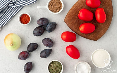 Помойте помидоры и сливы. Почистите лук. Подготовьте миски, кастрюлю, мясорубку, банку объемом 0,5 л с консервной крышкой, машинку для закатки. Простерилизуйте банку и крышку в кипящей воде или на пару в течение 10 минут.