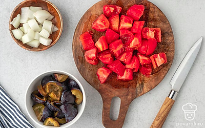 Разрежьте сливы пополам, удалите косточки. Нарежьте сливы, помидоры и лук небольшими кусочками. Пропустите все через мясорубку и соедините все измельченные ингредиенты в кастрюле.