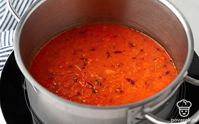 Поставьте кастрюлю с помидорами, луком и сливами на средний огонь. Доведите массу до кипения, помешивая. Уменьшите огонь до слабого и тушите овощи в течение 30 минут, периодически перемешивая и убирая пену.