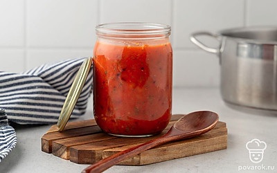 Переложите горячую аджику в сухую простерилизованную банку и закатайте крышкой. Переверните банку, дайте ей остыть при комнатной температуре и уберите на хранение в прохладное место.