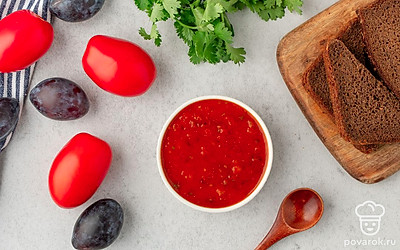 Подавайте аджику из слив с помидорами к мясным блюдам.