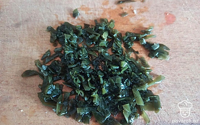 Морскую капусту мелко нарежьте.