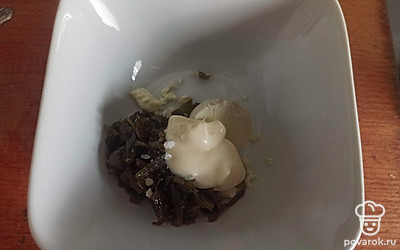 Смешайте морскую капусту с желтком куриного яйца, майонезом и щепоткой соли.