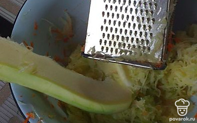 Кабачок очищаем и натираем на терке.
