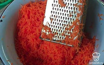 Натираем морковь.