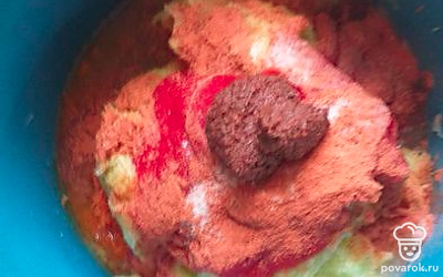 Перемешиваем и добавляем перец, томат и аджику, соль.