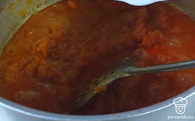 Добавляем чеснок и уксус и тушим еще 5 минут.