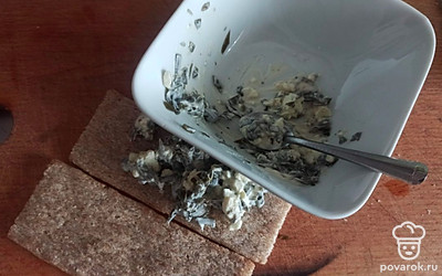 Нанесите намазку на хлебцы.