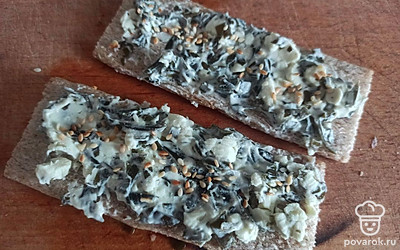 Посыпьте жареным кунжутом.