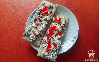 Подавайте порционно, украсив имитированной красной икрой.