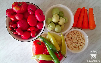Подготовьте все ингредиенты. Вымойте овощи. Снимите кожуру с моркови, почистите чеснок.