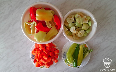 Очистите перец от семян, морковь нарежьте кубиком. Яблоки нарежьте крупными ломтиками и удалите сердцевину.