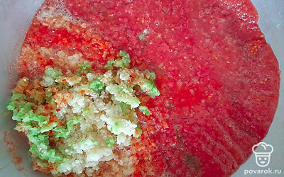 Перец, помидоры и чеснок пропустите через мясорубку.